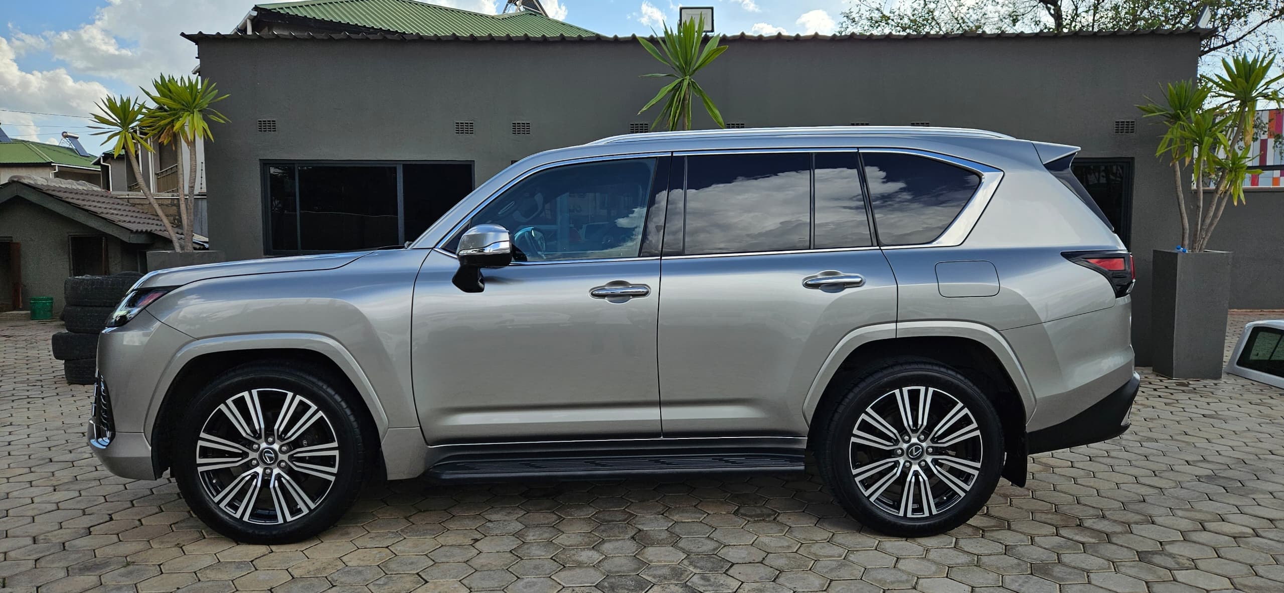 Lexus LX600 thumbnail 4