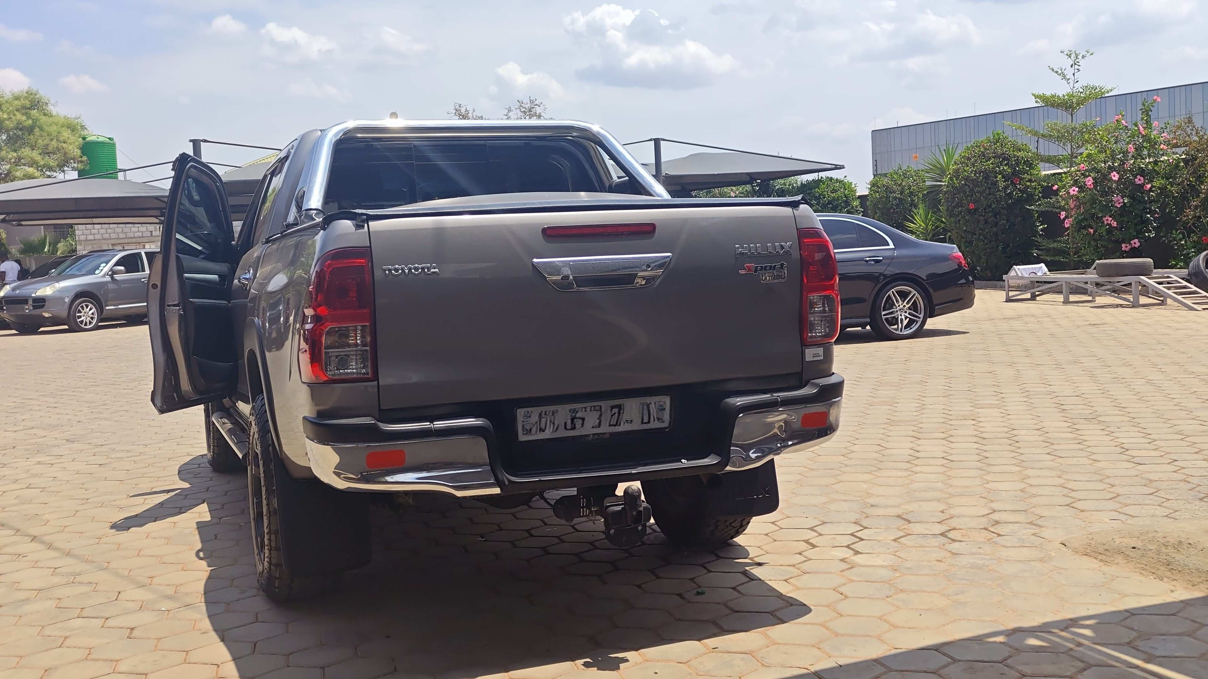 Toyota Hilux thumbnail 4