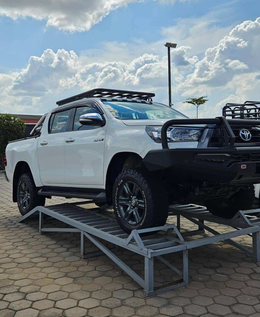 Toyota Hilux thumbnail 4